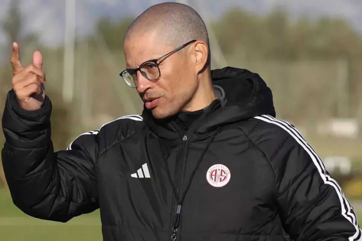 Alex de Souza yeni takımıyla tepetaklak oldu