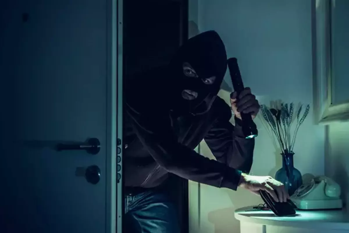 Dünyaca ünlü eski futbolcunun evi soyuldu! Kupa ve madalyaları kayıp